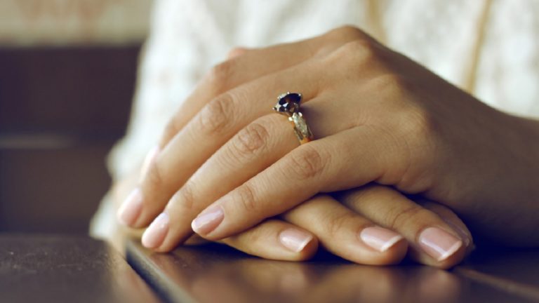 Okiem chłopa: Jak wybrać pierścionek zaręczynowy?